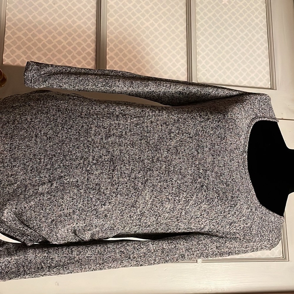 Belly by Design lightweight knit long sleeve top 2/$10🌲